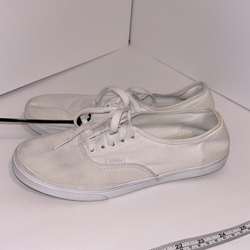 Vans classic white Low Top Lace Up Skate Shoes women’s 8.5